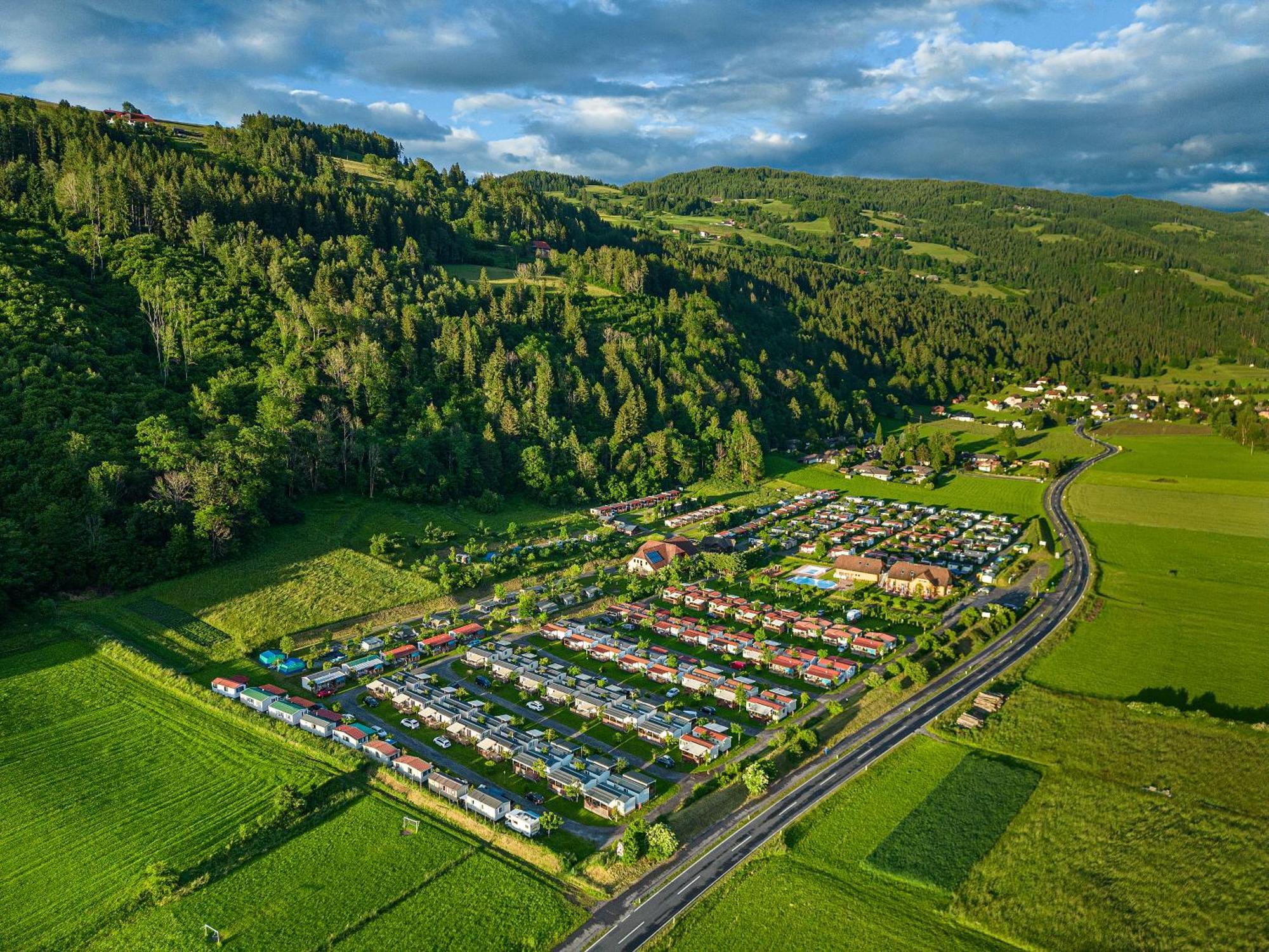 Albatross Mobile Homes On Camping Bella Austria Sankt Peter am Kammersberg Dış mekan fotoğraf